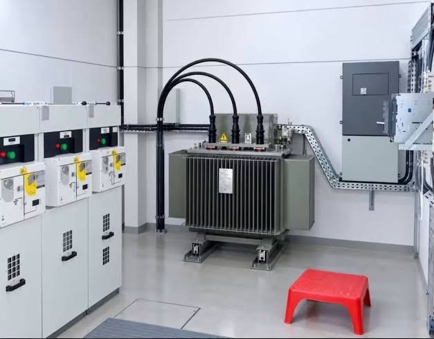 Poste de transformation avec cellules HTA, transformateur et départs basse tension