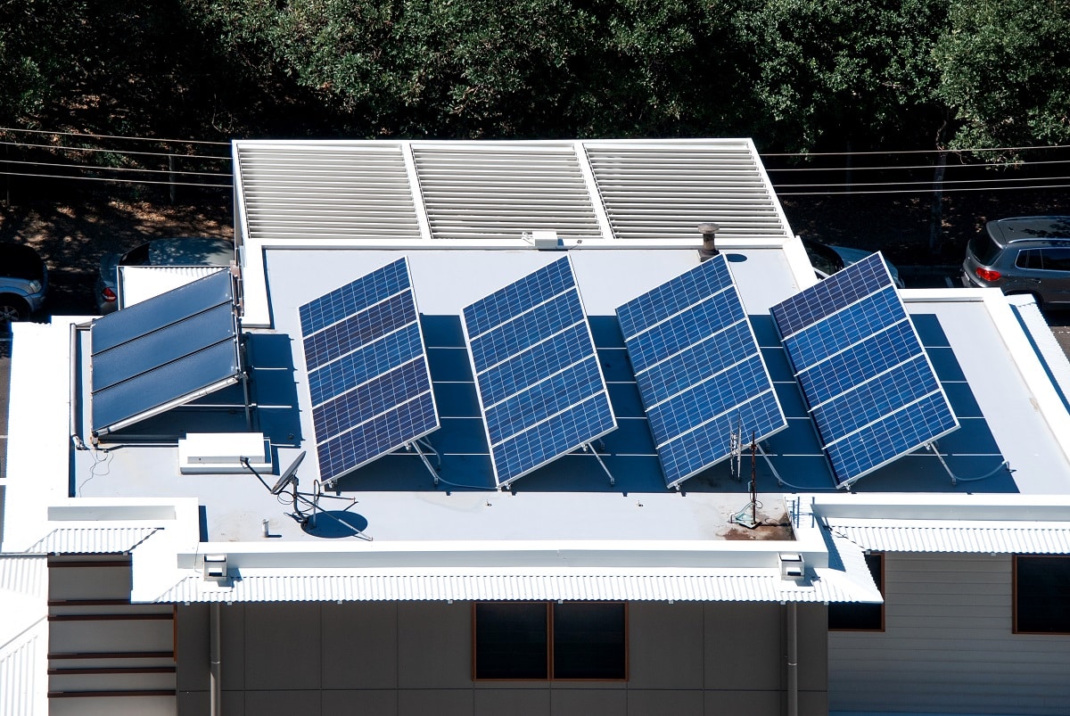 Panneaux photovoltaïques et capteurs solaires thermiques installés sur une toiture-terrasse