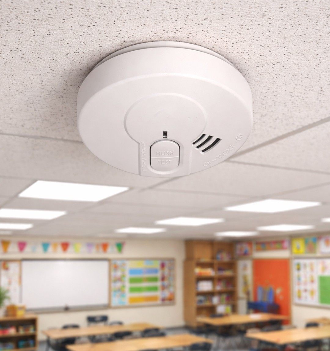 Détecteur de fumée au plafond d'une salle de classe